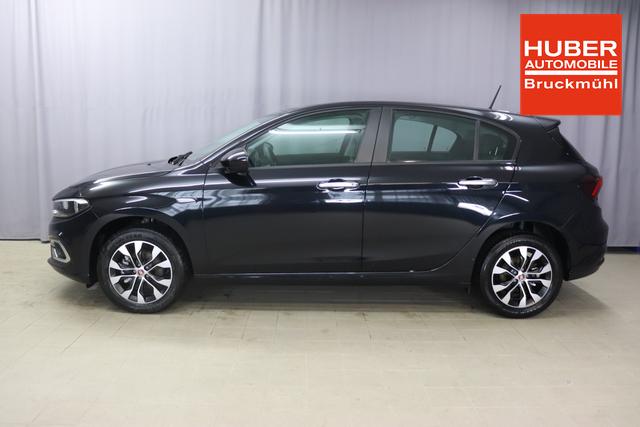 Tipo 5-Türer MY22 TIPO 5-Türer City Life Hybrid 1.5 GSE 96kW (130PS) DCT718 - Cinema Schwarz 645 - Stoff Schwarz "316 Rückfahrkamera mit dynamischen Führungslinien 452 Sitzheizung vorn 5CD Cinema Schwarz 7QC Uconnect™ NAV Navigationssystem und digitalem Audioempfang DAB+"