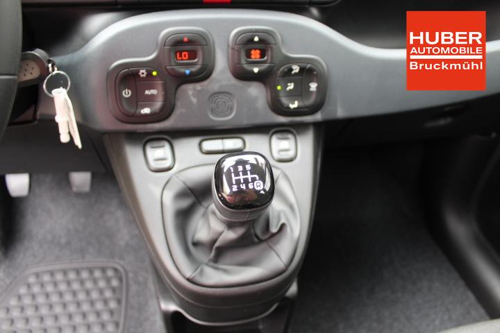 Fiat Panda 1,0 Hybrid, Tech-Paket - Radio mit 7-Bildschirm  Multifunktionslenkrad, Lichtsensor- und Regensensor, Klimaautomatik uvm.  Lagerfahrzeug Benzin Schalt. 6-Gang Frontantrieb 5