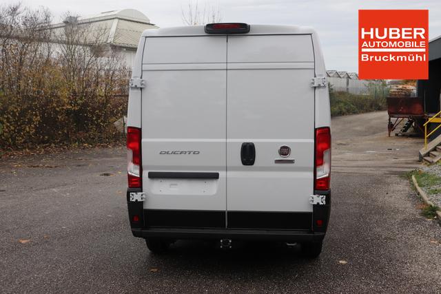 Fiat Professional Ducato series 9 35 L4H2 Kawa verblecht 140 MJT Euro-6D-Final MT 549 - Ducato Weiß "076 Sitzbezug Schwarz mit Ducato-Logo auf Kopfstütze" "502 Beifahrerairbag für Beifahrerdoppelsitz 5W3 Paket ""Techno Nav"" 5W6 Paket ""Visibility"" 5YJ Paket ""City"" 619 Heckflügeltüren 260 Grad Öffnung (Bei Auswahl Opt. 619 i.V.m. 519.muss Opt. 029 mitbestellt werd 6JA Starre Anhängerkupplung 835 Ablagefach im Dach (Serie bei Maxi 40 + Doka) 92P Kraftstofftank 75 Liter JKU 230-Volt-Steckdose an der Mittelkonsole 077 verstärkte Federn hinten SERIE"