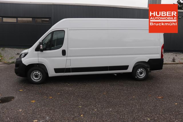 Fiat Professional Ducato series 9 35 L4H2 Kawa verblecht 140 MJT Euro-6D-Final MT 549 - Ducato Weiß "076 Sitzbezug Schwarz mit Ducato-Logo auf Kopfstütze" "502 Beifahrerairbag für Beifahrerdoppelsitz 5W3 Paket ""Techno Nav"" 5W6 Paket ""Visibility"" 5YJ Paket ""City"" 619 Heckflügeltüren 260 Grad Öffnung (Bei Auswahl Opt. 619 i.V.m. 519.muss Opt. 029 mitbestellt werd 6JA Starre Anhängerkupplung 835 Ablagefach im Dach (Serie bei Maxi 40 + Doka) 92P Kraftstofftank 75 Liter JKU 230-Volt-Steckdose an der Mittelkonsole 077 verstärkte Federn hinten SERIE"