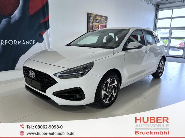 Hyundai i30 - GO 1.0 T-GDI 73 kW (100 PS) 2-Zonen-Klimaautomatik, Einparkhilfe vorne und hinten, Rückfahrkamera, LED-Scheinwerfer, Sitzheizung, Lenkradheizung, Navigationssystem, Radio mit DAB, Apple CarPlay, Android Auto, 16 Zoll Leichtmetallfelgen, uvm.
