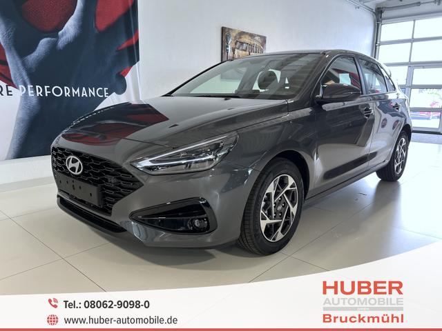 Hyundai i30 - GO 1.0 T-GDI 73 kW (100 PS) 2-Zonen-Klimaautomatik, Einparkhilfe vorne und hinten, Rückfahrkamera, LED-Scheinwerfer, Sitzheizung, Lenkradheizung, Navigationssystem, Radio mit DAB, Apple CarPlay, Android Auto, 16 Zoll Leichtmetallfelgen, uvm.