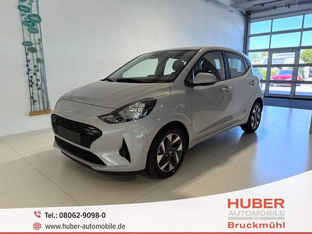 Hyundai i10 - 1.2 MT 57 kW (79 PS) Klimaanlage, Radio, DAB, Bluetooth, Apple CarPlay, Android Auto, Navigationssystem, Einparkhilfe hinten, Rückfahrkamera, elektrische Fensterheber vorne, LED-Tagfahrlicht, 15 Zoll Leichtmetallfelgen, uvm.