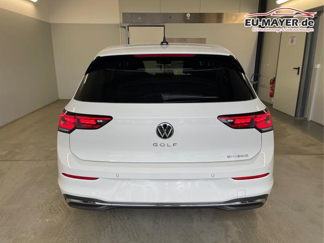 Volkswagen / Golf / Wei&szlig; / / / 1.5 eHybrid 150kW/204PS DSG IQ.Light+Navi+Travel Assist+HUD+Winterpaket