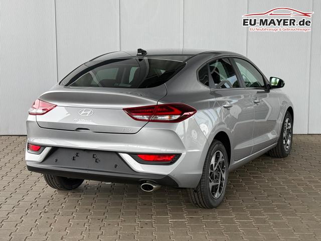 Hyundai i30 Fastback E-Motion 1.5 T-GDi mHev / Navi PDC V.&H + Kamera LED m.Kurvenl./ Sitz Lenkradheizung Klimaautom./ Alu 16" 
