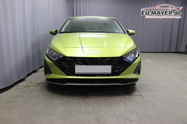 Hyundai i20 Family 1.0 T-GDI 73 kW (100 PS) Navigationssystem, Klimaautomatik, Sitzheizung, Lenkradheizung, Radio mit DAB, Apple CarPlay & Android Auto, R&uuml;ckfahrkamera, Einparkhilfe hinten, Lichtsensor, Spurassistent, Fernlichtassistent, Verkehrszeichenassistent uvm. 