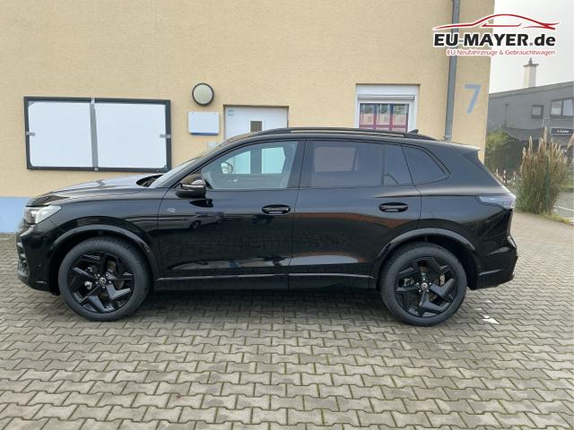 Volkswagen / Tiguan / Schwarz / R-Line / Deep Black Perleffekt / , Beispielbilder, ggf. teilweise mit Sonderausstattung