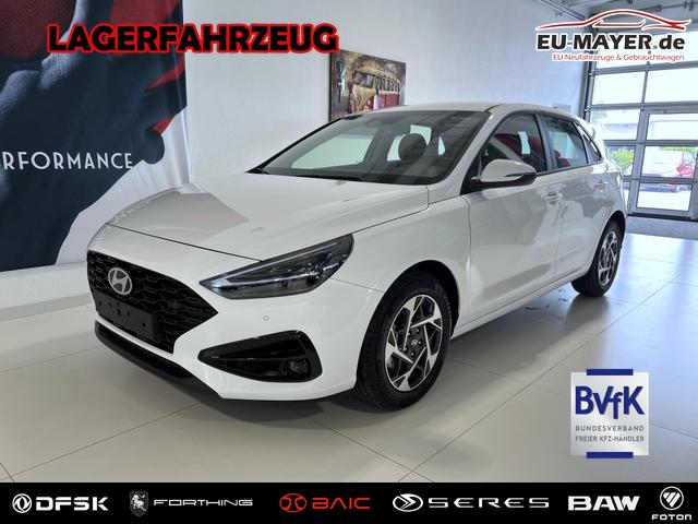 Hyundai i30 - GO 1.0 T-GDI 73 kW (100 PS) 2-Zonen-Klimaautomatik, Einparkhilfe vorne und hinten, R&uuml;ckfahrkamera, LED-Scheinwerfer, Sitzheizung, Lenkradheizung, Navigationssystem, Radio mit DAB, Apple CarPlay, Android Auto, 16 Zoll Leichtmetallfelgen, uvm.