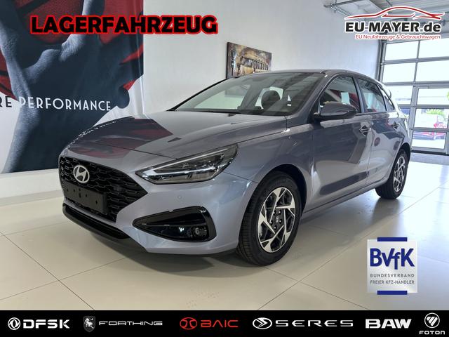 Hyundai i30 - GO 1.0 T-GDI 73 kW (100 PS) 2-Zonen-Klimaautomatik, Einparkhilfe vorne und hinten, R&uuml;ckfahrkamera, LED-Scheinwerfer, Sitzheizung, Lenkradheizung, Navigationssystem, Radio mit DAB, Apple CarPlay, Android Auto, 16 Zoll Leichtmetallfelgen, uvm.