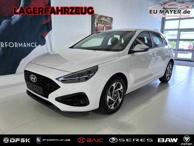 Hyundai i30 - GO 1.0 T-GDI 73 kW (100 PS) 2-Zonen-Klimaautomatik, Einparkhilfe vorne und hinten, R&uuml;ckfahrkamera, LED-Scheinwerfer, Sitzheizung, Lenkradheizung, Navigationssystem, Radio mit DAB, Apple CarPlay, Android Auto, 16 Zoll Leichtmetallfelgen, uvm.