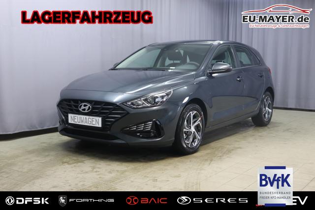 Lagerfahrzeug Hyundai i30 - Comfort 1.0 T-GDi 7DCT FL, DCT Automatikgetriebe, Klimaanlage, Sitzheizung, Lederlenkrad, Radio DAB, Freisprecheinrichtung, Lichtsensor, Tempomat, Einparkhilfe hinten, Nebelscheinwerfer, 16 Zoll Leichtmetallfelgen, uvm.