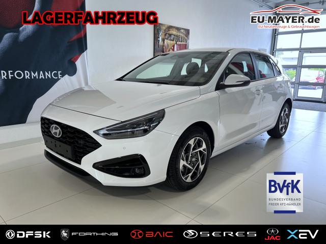 Lagerfahrzeug Hyundai i30 - GO 1.0 T-GDI 73 kW (100 PS) 2-Zonen-Klimaautomatik, Einparkhilfe vorne und hinten, R&uuml;ckfahrkamera, LED-Scheinwerfer, Sitzheizung, Lenkradheizung, Navigationssystem, Radio mit DAB, Apple CarPlay, Android Auto, 16 Zoll Leichtmetallfelgen, uvm.