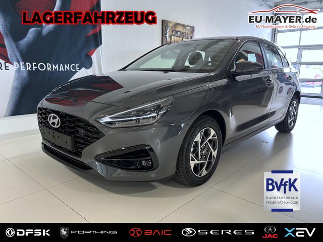 Lagerfahrzeug Hyundai i30 - GO 1.0 T-GDI 73 kW (100 PS) 2-Zonen-Klimaautomatik, Einparkhilfe vorne und hinten, R&uuml;ckfahrkamera, LED-Scheinwerfer, Sitzheizung, Lenkradheizung, Navigationssystem, Radio mit DAB, Apple CarPlay, Android Auto, 16 Zoll Leichtmetallfelgen, uvm.