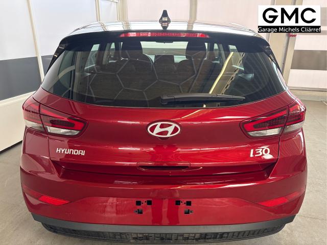 Hyundai / i30 / Rot / / / NAVI LED RFK PDC