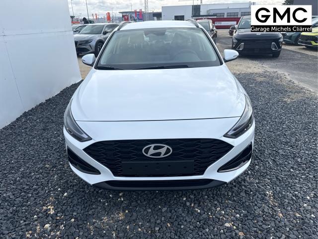 Hyundai / i30 / Wei&szlig; / / / NAVI SHZ RFK PDC v+h