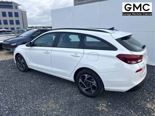 Hyundai / i30 / Wei&szlig; / / / NAVI SHZ RFK PDC v+h