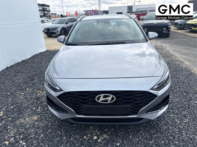 Hyundai / i30 / Silber / / / NAVI SHZ RFK PDC v+h
