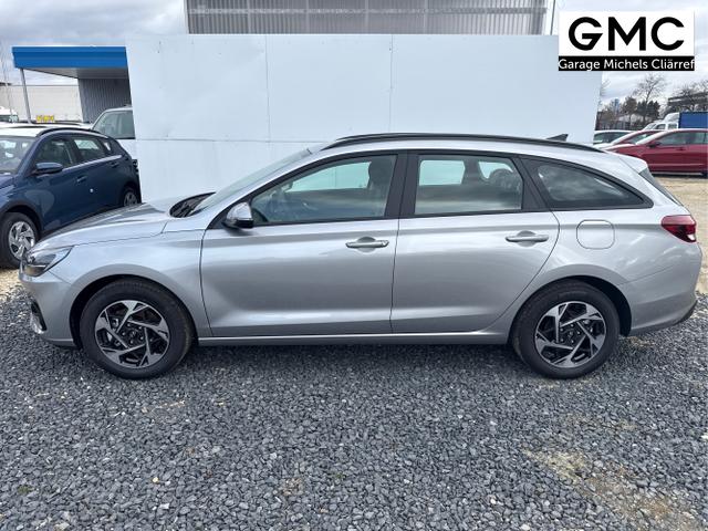 Hyundai / i30 / Silber / / / NAVI SHZ RFK PDC v+h