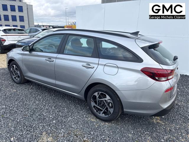 Hyundai / i30 / Silber / / / NAVI SHZ RFK PDC v+h
