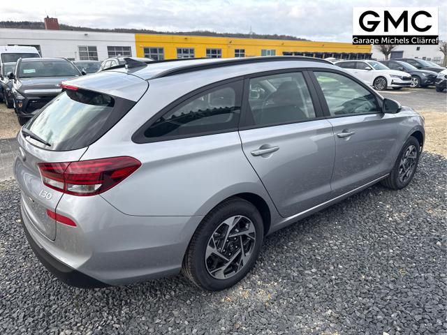 Hyundai / i30 / Silber / / / NAVI SHZ RFK PDC v+h