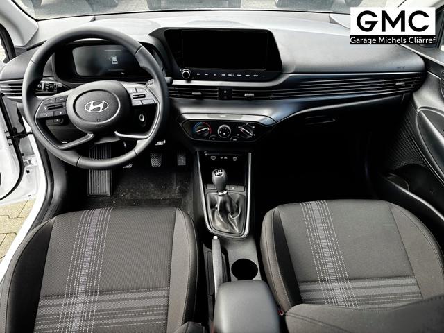 Hyundai i20 Comfort 1.2i 79PS, AURORA-GRAU METALLIC, 5 Jahre Garantie, NAVIGATION 10,25", Klima, Parksensoren hinten, Rückfahrkamera, Alarm, Lederlenkrad, Tempomat, Armlehne vorne, Reserverad, 4x elektr. Fensterheber, Fernlicht-Assistent 