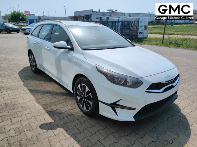 Kia Ceed Sportswagon Spin 1.5 T-GDI 140PS 6-Gang, Weiß, 16" Alufelgen, Klimaanlage, Winter-Paket, Navigationssystem 10,25", Parksensoren hinten, Rückfahrkamera, Tempomat, Dachreling, Beheiztes Lederlenkrad, ZV mit Fernbedienung, Reserve-Notrad 