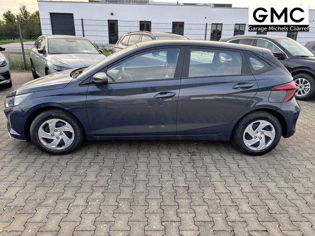 Hyundai i20 Comfort 1.2i 79PS, AURORA-GRAU METALLIC, 5 Jahre Garantie, NAVIGATION 10,25", Klima, Parksensoren hinten, Rückfahrkamera, Alarm, Lederlenkrad, Tempomat, Armlehne vorne, Reserverad, 4x elektr. Fensterheber, Fernlicht-Assistent 