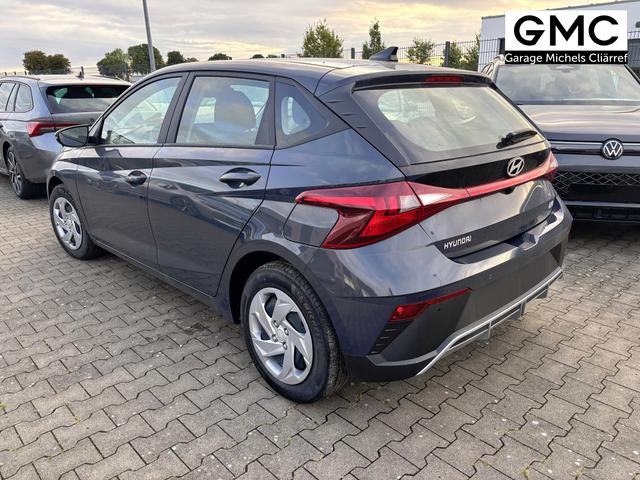 Hyundai i20 Comfort 1.2i 79PS, AURORA-GRAU METALLIC, 5 Jahre Garantie, NAVIGATION 10,25", Klima, Parksensoren hinten, Rückfahrkamera, Alarm, Lederlenkrad, Tempomat, Armlehne vorne, Reserverad, 4x elektr. Fensterheber, Fernlicht-Assistent 
