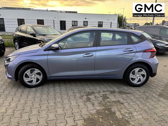 Hyundai i20 Comfort 1.2i 79PS, META-BLUE METALLIC, 5 Jahre Garantie, NAVIGATION 10,25", Klima, Parksensoren hinten, Rückfahrkamera, Alarm, Lederlenkrad, Tempomat, Armlehne vorne, Reserverad, 4x elektr. Fensterheber, Fernlicht-Assistent 
