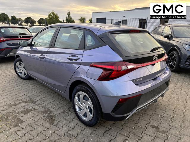 Hyundai i20 Comfort 1.2i 79PS, META-BLUE METALLIC, 5 Jahre Garantie, NAVIGATION 10,25", Klima, Parksensoren hinten, Rückfahrkamera, Alarm, Lederlenkrad, Tempomat, Armlehne vorne, Reserverad, 4x elektr. Fensterheber, Fernlicht-Assistent 