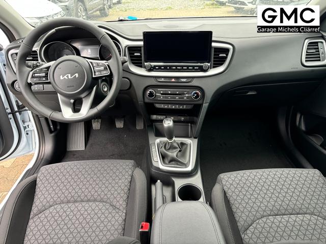 Kia Ceed Sportswagon Spin 1.5 T-GDI 140PS 7DCT (AUTOMATIKGETRIEBE), Lunar-Silver-Metallic, 16" Alufelgen, Klimaanlage, Winter-Paket, Navigationssystem 10,25", Parksensoren hinten, Rückfahrkamera, Tempomat, Dachreling, Beheiztes Lederlenkrad, ZV mit Fernbedienung, Reserve-Notrad 