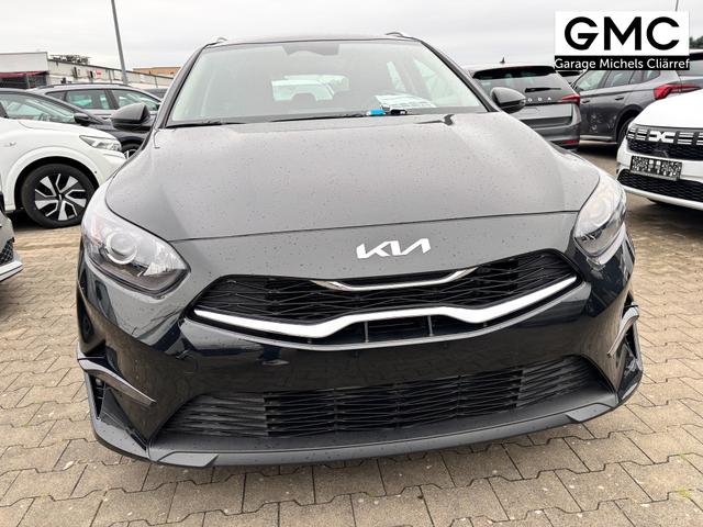 Kia Ceed Sportswagon Spin 1.5 T-GDI 140PS 7DCT (AUTOMATIKGETRIEBE), Schwarz-Metallic, 16" Alufelgen, Klimaanlage, Winter-Paket, Navigationssystem 10,25", Parksensoren hinten, Rückfahrkamera, Tempomat, Dachreling, Beheiztes Lederlenkrad, ZV mit Fernbedienung, Reserve-Notrad 