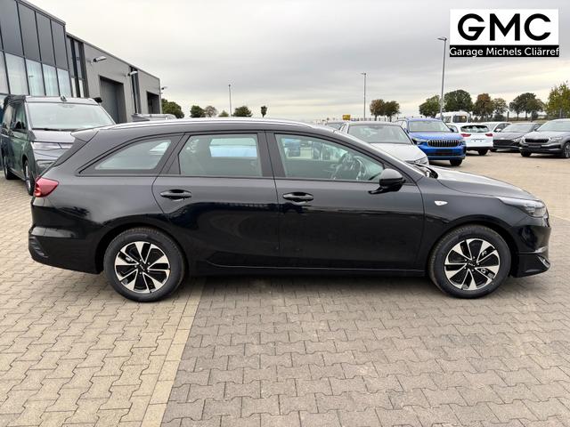 Kia Ceed Sportswagon Spin 1.5 T-GDI 140PS 7DCT (AUTOMATIKGETRIEBE), Schwarz-Metallic, 16" Alufelgen, Klimaanlage, Winter-Paket, Navigationssystem 10,25", Parksensoren hinten, Rückfahrkamera, Tempomat, Dachreling, Beheiztes Lederlenkrad, ZV mit Fernbedienung, Reserve-Notrad 