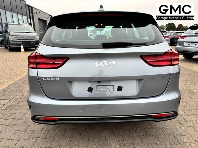 Kia Ceed Sportswagon Spin 1.5 T-GDI 140PS 7DCT (AUTOMATIKGETRIEBE), Lunar-Silver-Metallic, 16" Alufelgen, Klimaanlage, Winter-Paket, Navigationssystem 10,25", Parksensoren hinten, Rückfahrkamera, Tempomat, Dachreling, Beheiztes Lederlenkrad, ZV mit Fernbedienung, Reserve-Notrad 