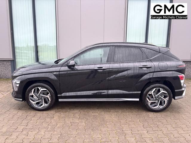 Hyundai KONA N Line 1.6 T-GDI 150PS, Schwarz-Metallic, 18" ALU, Privacy-Glas, Winter-Paket, 2-Zonen-Klimaautomatik, Dachreling, Lederlenkrad, Tempomat, NAVIGATION 12,3", Parksensoren vorrn/hinten, R&uuml;ckfahrkamera, Alarm, LED-Scheinwerfer, Smart Key, Armlehne vorn 