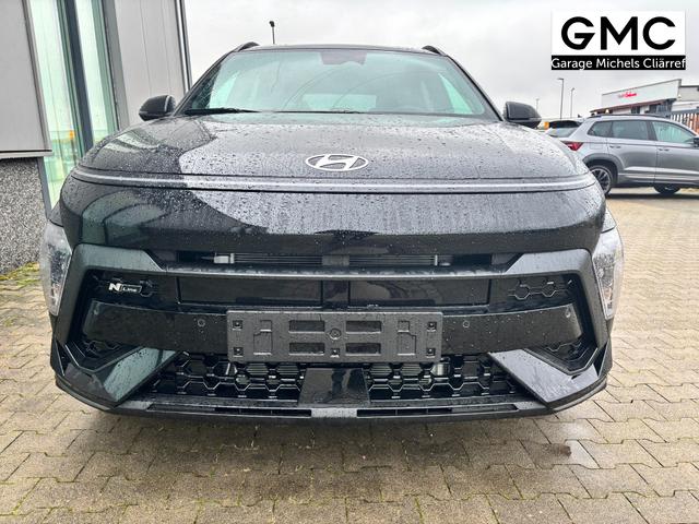 Hyundai KONA N Line 1.6 T-GDI 150PS, Schwarz-Metallic, 18" ALU, Privacy-Glas, Winter-Paket, 2-Zonen-Klimaautomatik, Dachreling, Lederlenkrad, Tempomat, NAVIGATION 12,3", Parksensoren vorrn/hinten, R&uuml;ckfahrkamera, Alarm, LED-Scheinwerfer, Smart Key, Armlehne vorn 