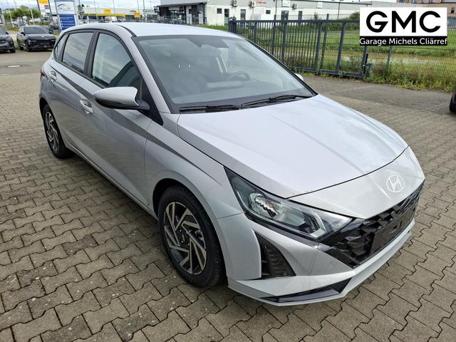Hyundai i20 Family 1.0 T-GDI 90PS, NAVI 10,25", LUMEN-GREY METALLIC, Winter-Pack: Sitzheizung + Lenkradheizung, 16" ALU, Klimaautomatik, Privacy-Glas, Parksensoren hinten, R&uuml;ckfahrkamera, Tempomat, Lederlenkrad, Reserverad, Alarm, Armlehne, 4x elektr. Fensterheber 