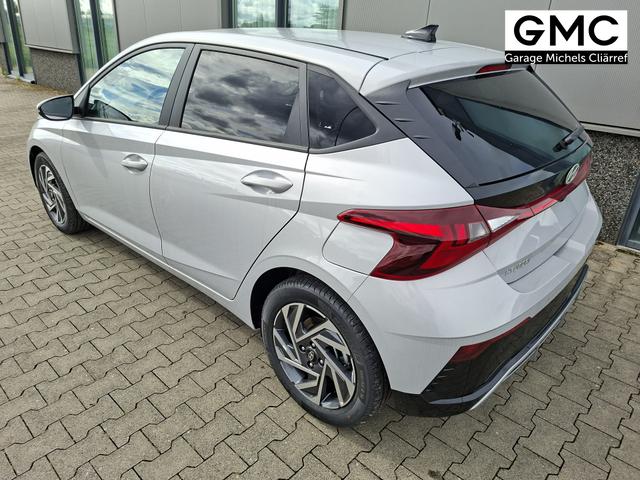 Hyundai i20 Family 1.0 T-GDI 90PS, NAVI 10,25", LUMEN-GREY METALLIC, Winter-Pack: Sitzheizung + Lenkradheizung, 16" ALU, Klimaautomatik, Privacy-Glas, Parksensoren hinten, R&uuml;ckfahrkamera, Tempomat, Lederlenkrad, Reserverad, Alarm, Armlehne, 4x elektr. Fensterheber 