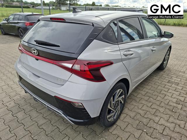 Hyundai i20 Family 1.0 T-GDI 90PS, NAVI 10,25", LUMEN-GREY METALLIC, Winter-Pack: Sitzheizung + Lenkradheizung, 16" ALU, Klimaautomatik, Privacy-Glas, Parksensoren hinten, R&uuml;ckfahrkamera, Tempomat, Lederlenkrad, Reserverad, Alarm, Armlehne, 4x elektr. Fensterheber 