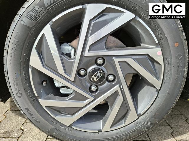 Hyundai i20 Family 1.0 T-GDI 90PS, NAVI 10,25", Sonderfarbe ATLAS-WHITE, Winter-Pack: Sitzheizung + Lenkradheizung, 16" ALU, Klimaautomatik, Privacy-Glas, Parksensoren hinten, R&uuml;ckfahrkamera, Tempomat, Lederlenkrad, Reserverad, Alarm, Armlehne, 4x elektr. Fensterheber 