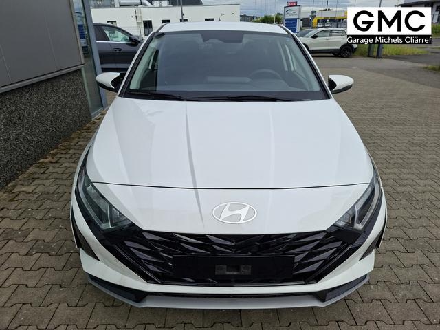 Hyundai i20 Family 1.0 T-GDI 90PS, NAVI 10,25", Sonderfarbe ATLAS-WHITE, Winter-Pack: Sitzheizung + Lenkradheizung, 16" ALU, Klimaautomatik, Privacy-Glas, Parksensoren hinten, R&uuml;ckfahrkamera, Tempomat, Lederlenkrad, Reserverad, Alarm, Armlehne, 4x elektr. Fensterheber 