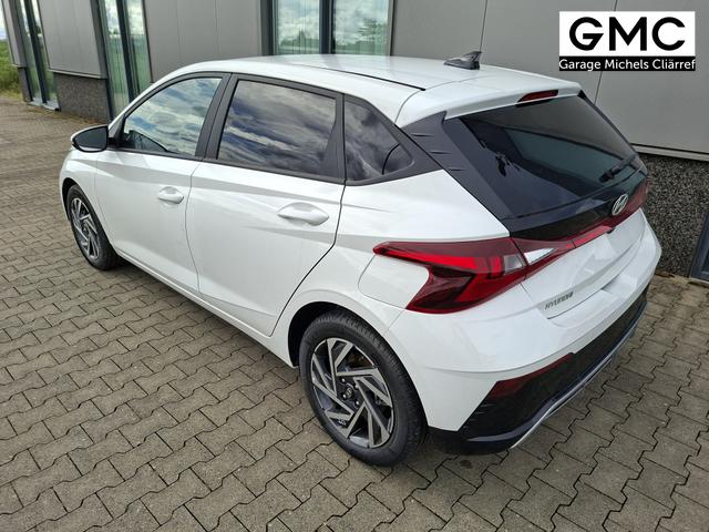 Hyundai i20 Family 1.0 T-GDI 90PS, NAVI 10,25", Sonderfarbe ATLAS-WHITE, Winter-Pack: Sitzheizung + Lenkradheizung, 16" ALU, Klimaautomatik, Privacy-Glas, Parksensoren hinten, R&uuml;ckfahrkamera, Tempomat, Lederlenkrad, Reserverad, Alarm, Armlehne, 4x elektr. Fensterheber 