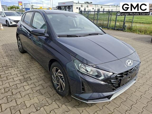 Hyundai i20 Family 1.0 T-GDI 90PS, NAVI 10,25", AURORA-GRAU METALLIC, Winter-Pack: Sitzheizung + Lenkradheizung, 16" ALU, Klimaautomatik, Privacy-Glas, Parksensoren hinten, R&uuml;ckfahrkamera, Tempomat, Lederlenkrad, Reserverad, Alarm, Armlehne, 4x elektr. Fensterheber 