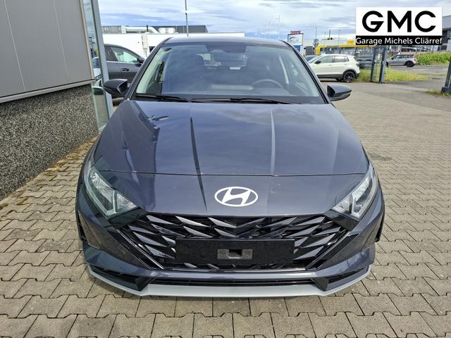 Hyundai i20 Family 1.0 T-GDI 90PS, NAVI 10,25", AURORA-GRAU METALLIC, Winter-Pack: Sitzheizung + Lenkradheizung, 16" ALU, Klimaautomatik, Privacy-Glas, Parksensoren hinten, R&uuml;ckfahrkamera, Tempomat, Lederlenkrad, Reserverad, Alarm, Armlehne, 4x elektr. Fensterheber 