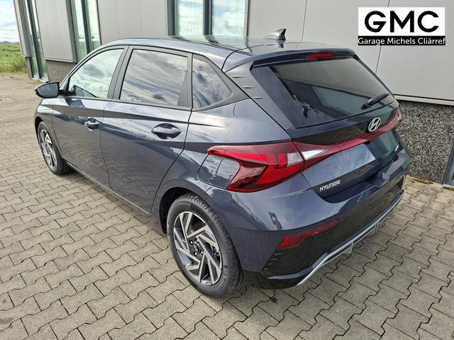 Hyundai i20 Family 1.0 T-GDI 90PS, NAVI 10,25", AURORA-GRAU METALLIC, Winter-Pack: Sitzheizung + Lenkradheizung, 16" ALU, Klimaautomatik, Privacy-Glas, Parksensoren hinten, R&uuml;ckfahrkamera, Tempomat, Lederlenkrad, Reserverad, Alarm, Armlehne, 4x elektr. Fensterheber 
