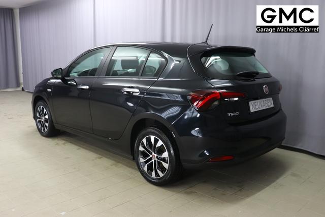 Tipo 5-Türer MY22 TIPO 5-Türer City Life Hybrid 1.5 GSE 96kW (130PS) DCT718 - Cinema Schwarz 645 - Stoff Schwarz "316 Rückfahrkamera mit dynamischen Führungslinien 452 Sitzheizung vorn 5CD Cinema Schwarz 7QC Uconnect™ NAV Navigationssystem und digitalem Audioempfang DAB+"