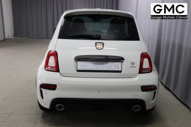 595 & 695 MY23 595 1.4 T-Jet 121 kW (165 PS) MT 268 - Gara Weiß 557 - Integral-Sportsitze Leder Schwarz "3L3 Komfort-Paket: Bi-Xenon Scheinwerfer, Beats® Audio Soundsystem 3L4 Tech-Paket 5CA Gara Weiß 9SV, Gutschrift Mopar BMC Sportluftfilter und Tankdeckel aus Aluminium A67 Linea Turismo"