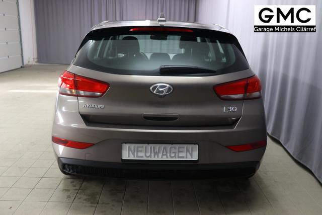 Hyundai i30 FL 1.0 T-GDi 7DCT Comfort CP MY23 88kW 48V Silky Bronze Stoff Serie Schwarz / Grau Leichtmetallfelgen, Sitzheizung, Lederlenkrad, Fensterheber elektr. hinten, Außenspiegel elektr. anklappbar