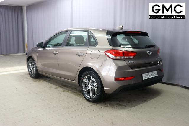 Hyundai i30 FL 1.0 T-GDi 7DCT Comfort CP MY23 88kW 48V Silky Bronze Stoff Serie Schwarz / Grau Leichtmetallfelgen, Sitzheizung, Lederlenkrad, Fensterheber elektr. hinten, Außenspiegel elektr. anklappbar