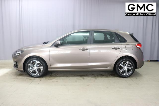 Hyundai i30 FL 1.0 T-GDi 7DCT Comfort CP MY23 88kW 48V Silky Bronze Stoff Serie Schwarz / Grau Leichtmetallfelgen, Sitzheizung, Lederlenkrad, Fensterheber elektr. hinten, Außenspiegel elektr. anklappbar